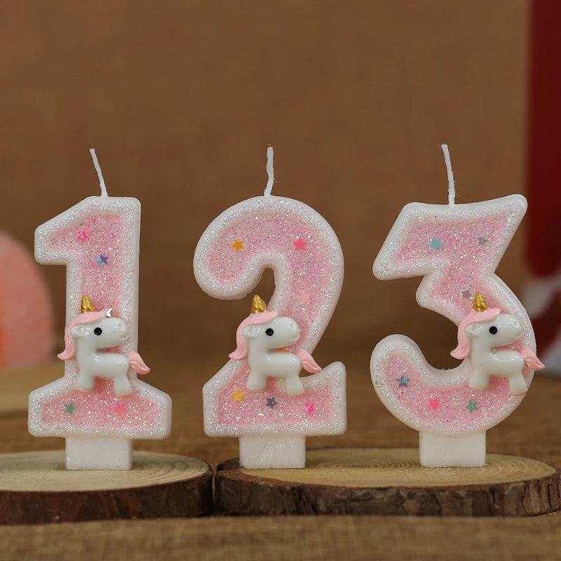 Bougie Anniversaire Licorne Rêve de Princesse, de couleur rose, les chiffres représentés sont le 1, le 2 et le 3.