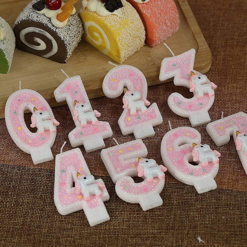 Bougie Anniversaire Licorne Rêve de Princesse, les chiffres représentés vont du 0 au 7. Il y a des gâteaux en décoration.