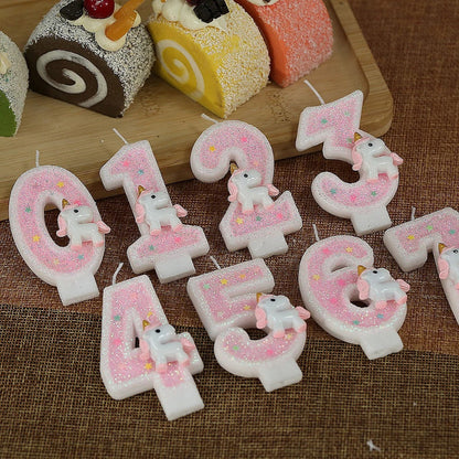 Bougie Anniversaire Licorne Rêve de Princesse, les chiffres représentés vont du 0 au 7. Il y a des gâteaux en décoration.