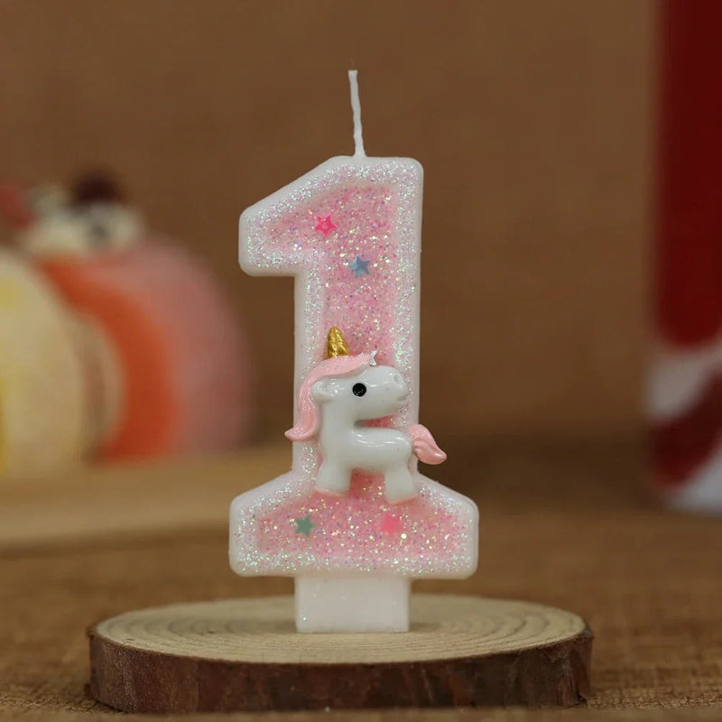 Bougie Anniversaire Licorne Rêve de Princesse, de couleur rose et le chiffre représenté est le 1 posé sur un rond en bois.