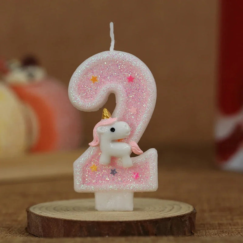 Bougie Anniversaire Licorne Rêve de Princesse, de couleur rose et le chiffre représenté est le 2 posé sur un rond en bois.