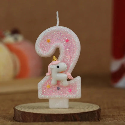 Bougie Anniversaire Licorne Rêve de Princesse, de couleur rose et le chiffre représenté est le 2 posé sur un rond en bois.