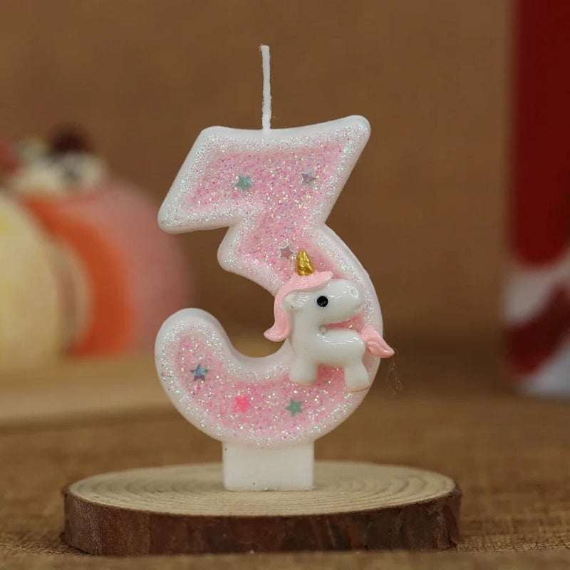 Bougie Anniversaire Licorne Rêve de Princesse, de couleur rose et le chiffre représenté est le 3 posé sur un rond en bois.