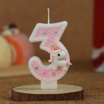 Bougie Anniversaire Licorne Rêve de Princesse, de couleur rose et le chiffre représenté est le 3 posé sur un rond en bois.