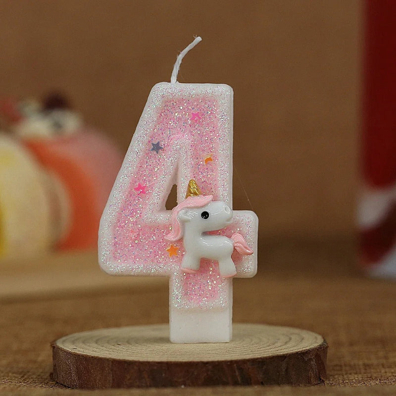 Bougie Anniversaire Licorne Rêve de Princesse, de couleur rose et le chiffre représenté est le 4 posé sur un rond en bois.