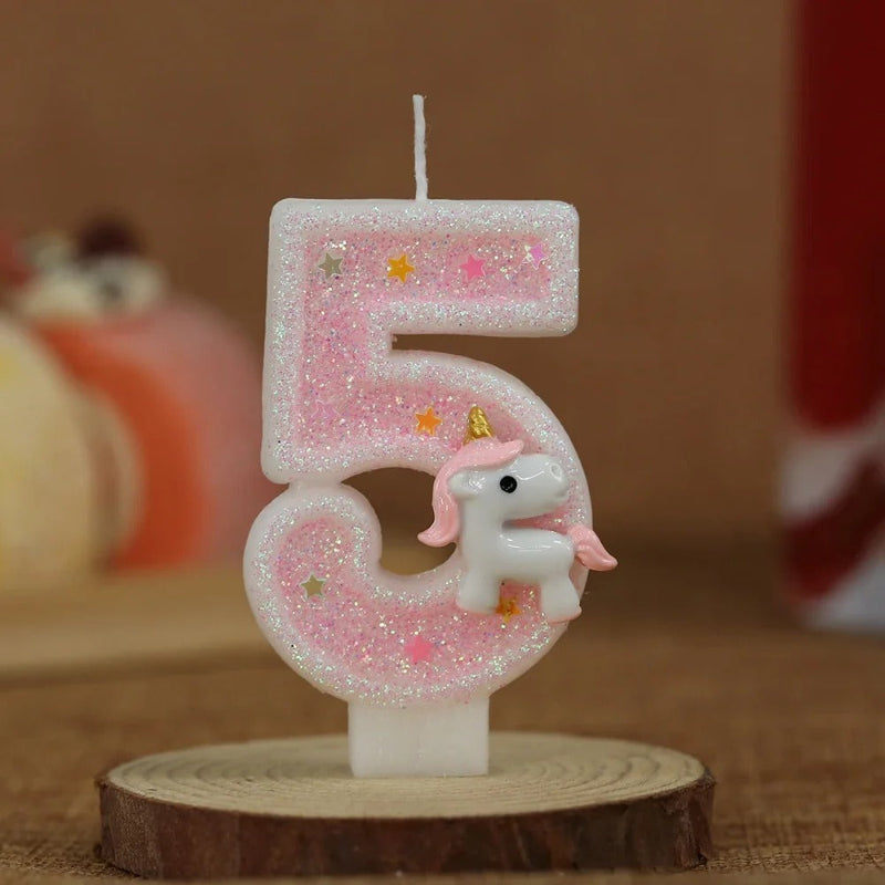 Bougie Anniversaire Licorne Rêve de Princesse, de couleur rose et le chiffre représenté est le 5 posé sur un rond en bois.