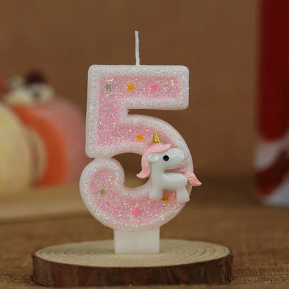 Bougie Anniversaire Licorne Rêve de Princesse, de couleur rose et le chiffre représenté est le 5 posé sur un rond en bois.