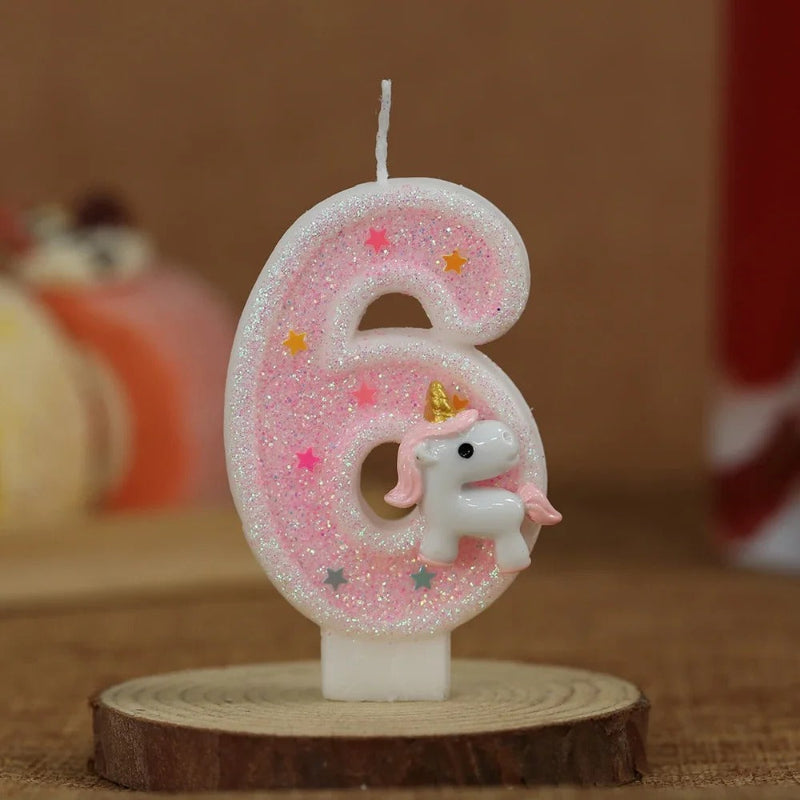 Bougie Anniversaire Licorne Rêve de Princesse, de couleur rose et le chiffre représenté est le 6 posé sur un rond en bois.