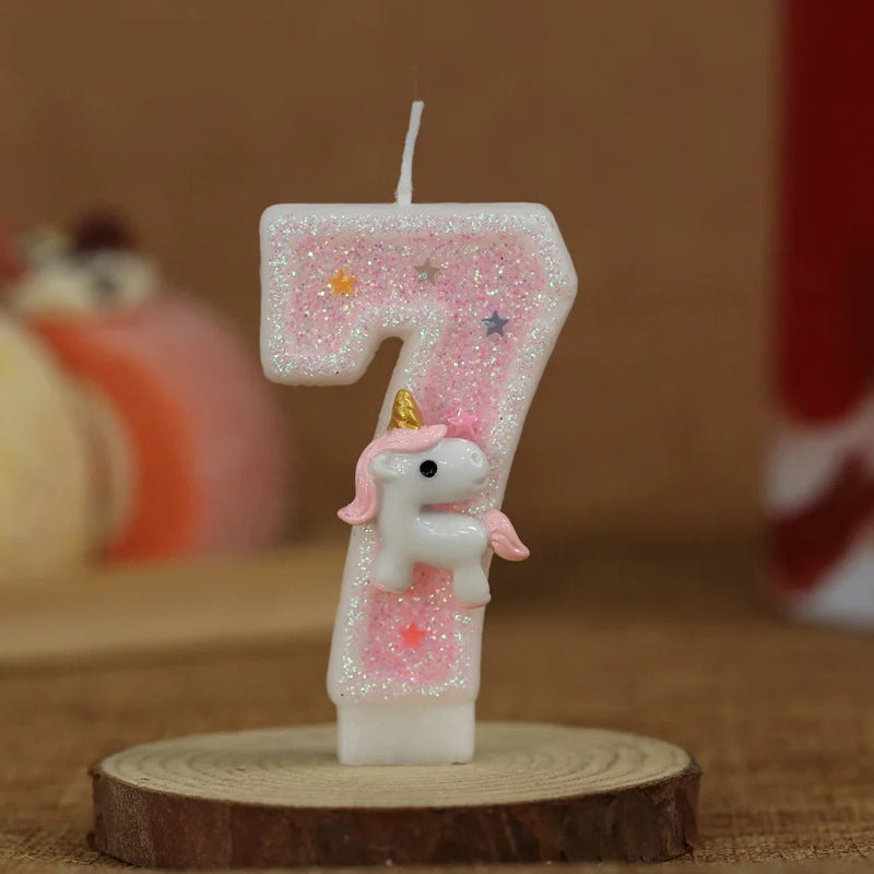 Bougie Anniversaire Licorne Rêve de Princesse, de couleur rose et le chiffre représenté est le 7 posé sur un rond en bois.