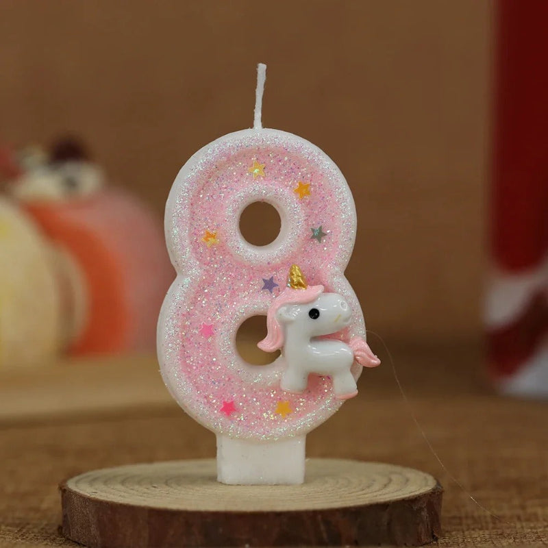 Bougie Anniversaire Licorne Rêve de Princesse, de couleur rose et le chiffre représenté est le 8 posé sur un rond en bois.