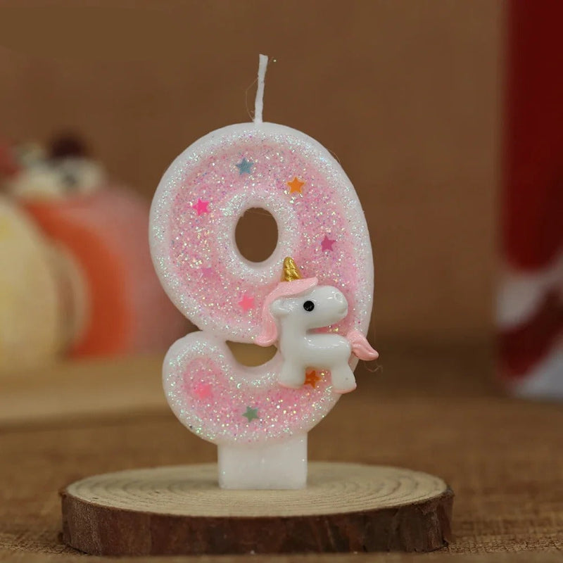 Bougie Anniversaire Licorne Rêve de Princesse, de couleur rose et le chiffre représenté est le 9 posé sur un rond en bois.
