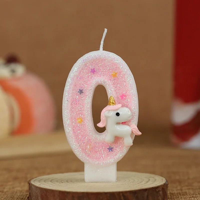 Bougie Anniversaire Licorne Rêve de Princesse, de couleur rose et le chiffre représenté est le 0 posé sur un rond en bois.