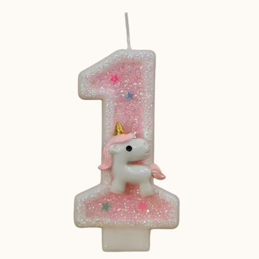 Bougie Anniversaire Licorne Rêve de Princesse, le chiffre représenté est le 1, de couleur rose avec des paillettes et sur fond beige clair.