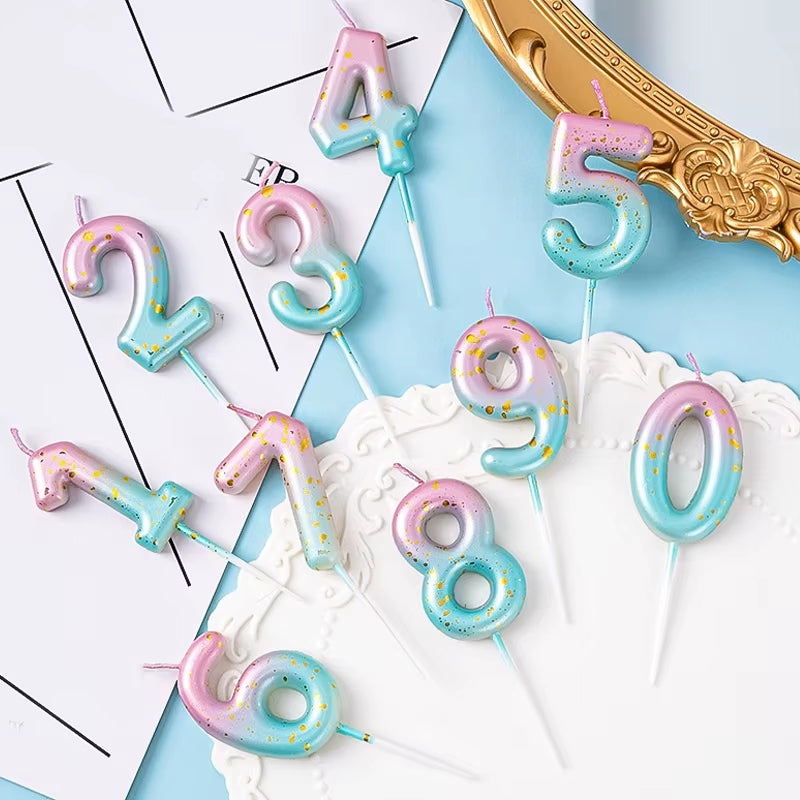 Bougie Anniversaire Look Sucré, avec tous les chiffres de 0 à 9 et disposées sur une table.