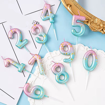 Bougie Anniversaire Look Sucré, avec tous les chiffres de 0 à 9 et disposées sur une table.