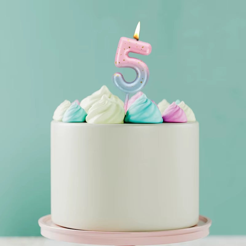 Bougie Anniversaire Look Sucré, disposée sur un gâteau d'anniversaire, le chiffre de la bougie est le 5 et sur fond vert.