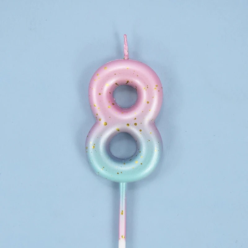 Bougie Anniversaire Look Sucré, le chiffre de la bougie est le 8, de couleur rose et bleu sur fond bleu.