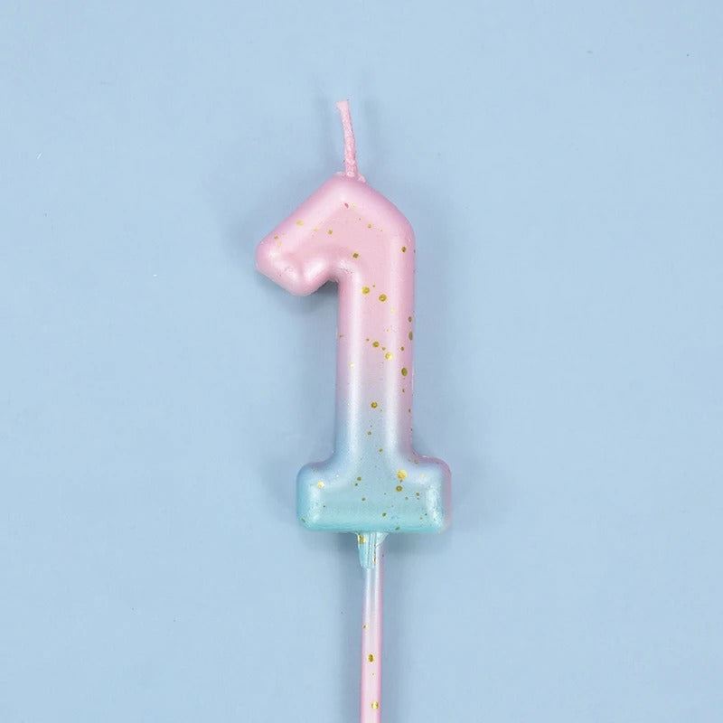 Bougie Anniversaire Look Sucré, de couleur rose et bleu, le chiffre de la bougie est le 1 et sur fond bleu.