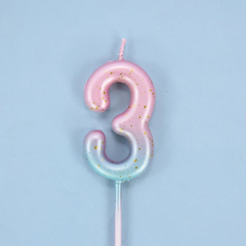 Bougie Anniversaire Look Sucré, le chiffre de la bougie est le 3, de couleur rose et bleu. Le fond est bleu.