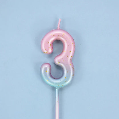 Bougie Anniversaire Look Sucré, le chiffre de la bougie est le 3, de couleur rose et bleu. Le fond est bleu.