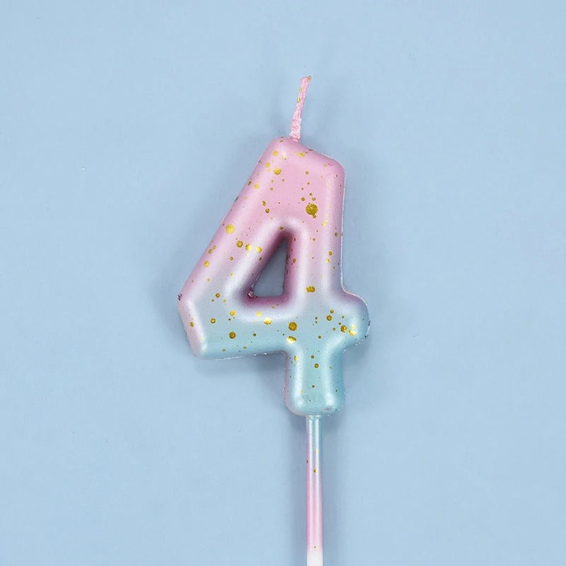 Bougie Anniversaire Look Sucré, le chiffre de la bougie est le 4, de couleur rose et bleu sur fond bleu.