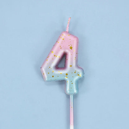 Bougie Anniversaire Look Sucré, le chiffre de la bougie est le 4, de couleur rose et bleu sur fond bleu.