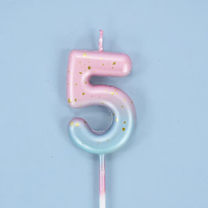 Bougie Anniversaire Look Sucré, le chiffre de la bougie est le 5, de couleur rose et bleu sur fond bleu.