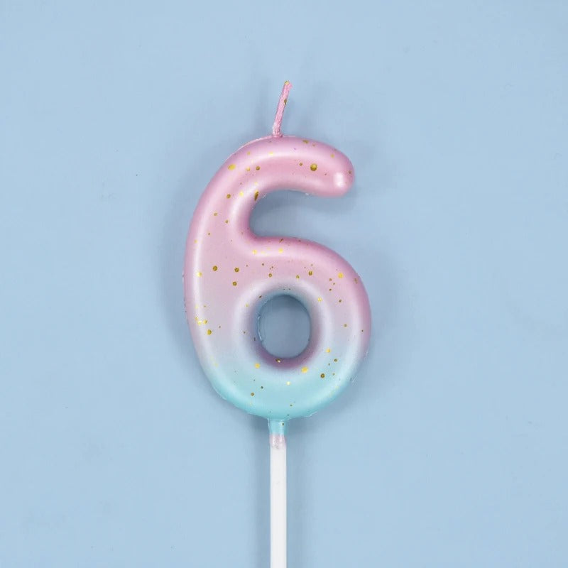 Bougie Anniversaire Look Sucré, le chiffre de la bougie est le 6, de couleur rose et bleu sur fond bleu.