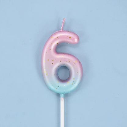 Bougie Anniversaire Look Sucré, le chiffre de la bougie est le 6, de couleur rose et bleu sur fond bleu.