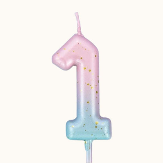 Bougie Anniversaire Look Sucré, le chiffre de la bougie est le 1, de couleur bleu et rose et sur fond beige clair.