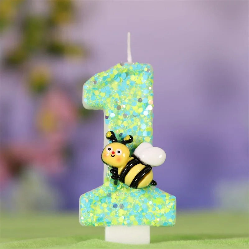 Bougie Anniversaire Magie du Jardin, de couleur verte avec une abeille dessus, le chiffre de la bougie est le 1 et sur fond violet.