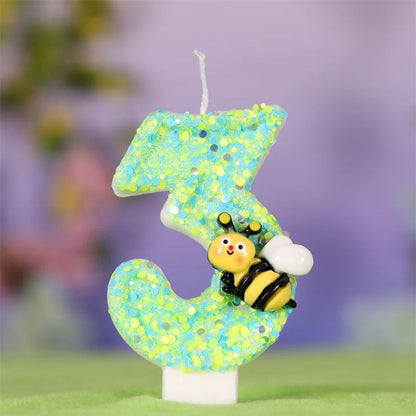 Bougie Anniversaire Magie du Jardin, de couleur verte avec une abeille dessus, le chiffre de la bougie est le 3 et sur fond violet.