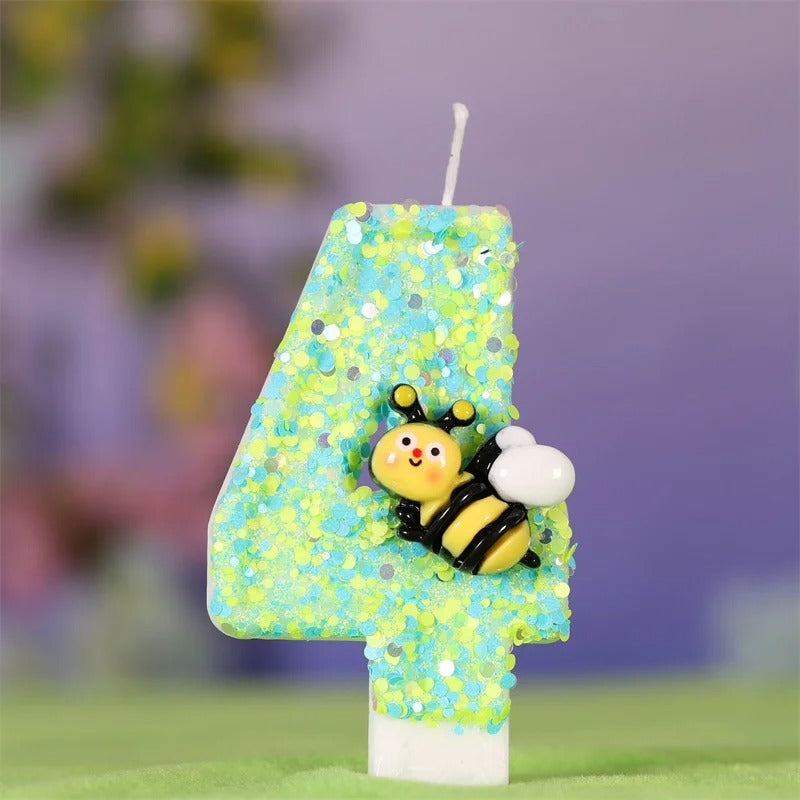 Bougie Anniversaire Magie du Jardin, de couleur verte avec une abeille dessus, le chiffre de la bougie est le  et sur fond violet.