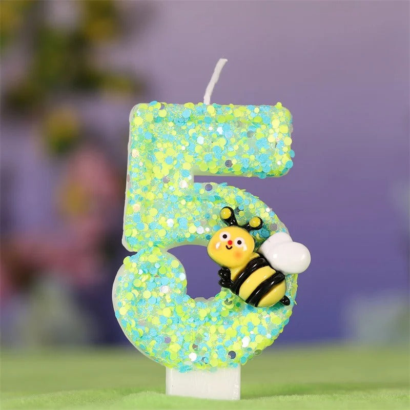 Bougie Anniversaire Magie du Jardin, de couleur verte avec une abeille dessus, le chiffre de la bougie est le 5 et sur fond violet.