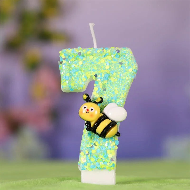 Bougie Anniversaire Magie du Jardin, de couleur verte avec une abeille dessus, le chiffre de la bougie est le 7 et sur fond violet.