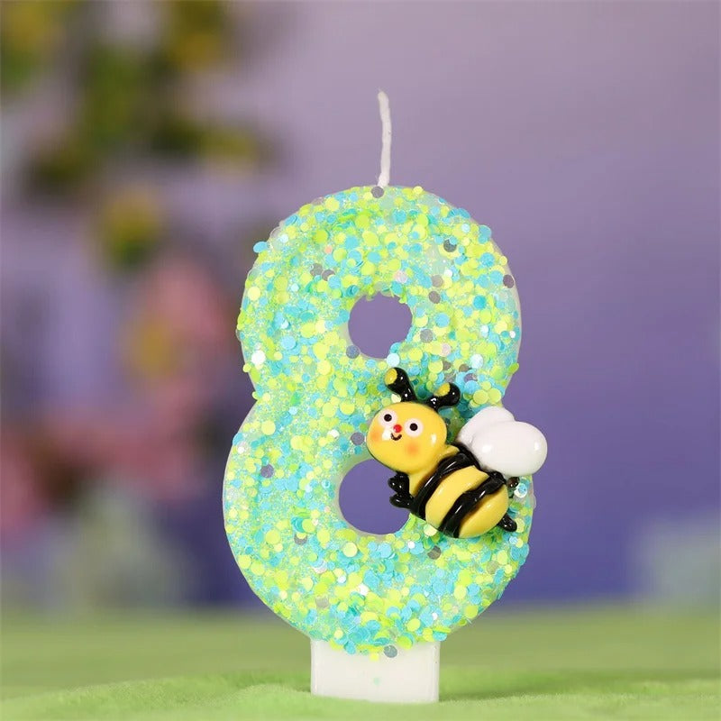 Bougie Anniversaire Magie du Jardin, de couleur verte avec une abeille dessus, le chiffre de la bougie est le 8 et sur fond violet.