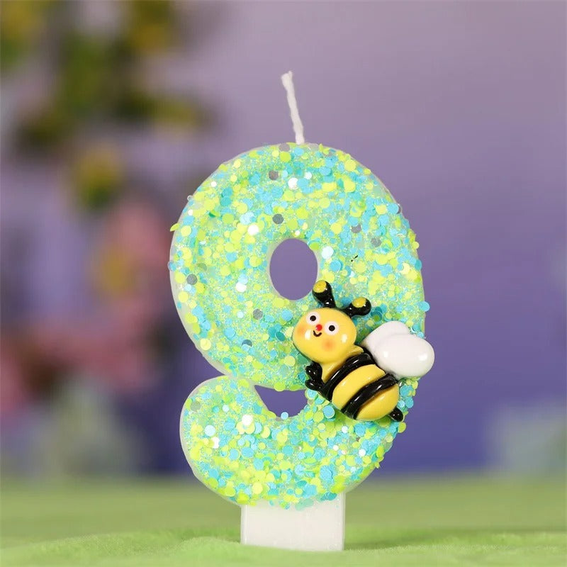 Bougie Anniversaire Magie du Jardin, de couleur verte avec une abeille dessus, le chiffre de la bougie est le 9 et sur fond violet.