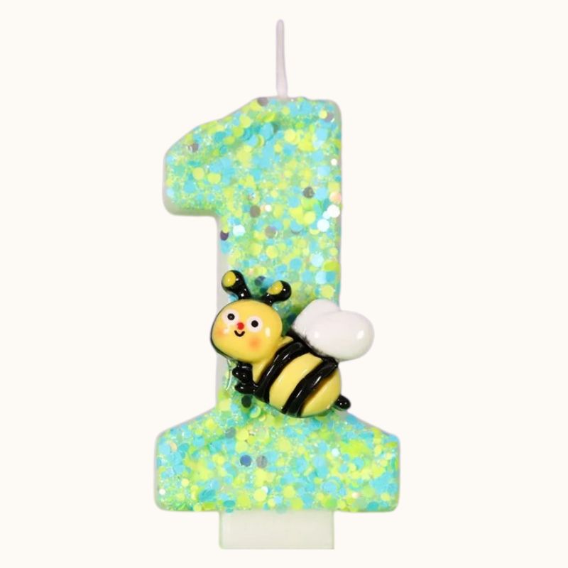 Bougie Anniversaire Magie du Jardin, de couleur verte, avec une abeille sur la bougie, le chiffre représenté est le 1 et sur fond beige clair.