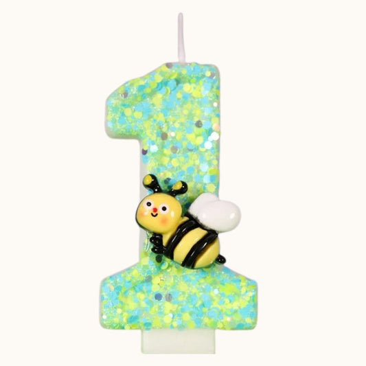 Bougie Anniversaire Magie du Jardin, de couleur verte, avec une abeille sur la bougie, le chiffre représenté est le 1 et sur fond beige clair.