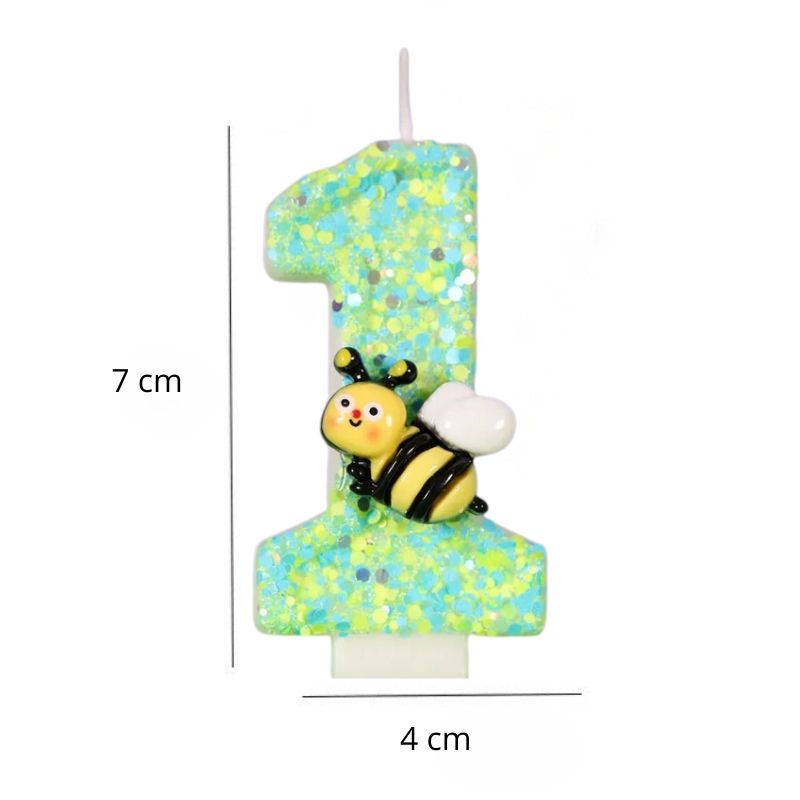 Bougie Anniversaire Magie du Jardin, de couleur verte, avec une abeille sur celle-ci, le chiffre est le 1, avec ses dimensions et sur fond blanc.
