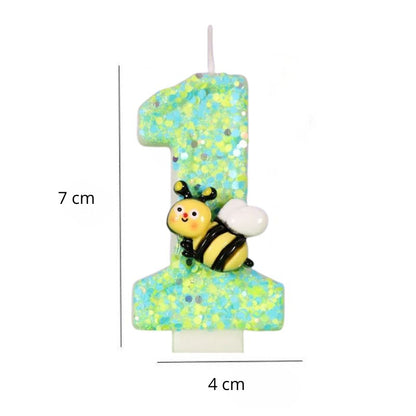 Bougie Anniversaire Magie du Jardin, de couleur verte, avec une abeille sur celle-ci, le chiffre est le 1, avec ses dimensions et sur fond blanc.