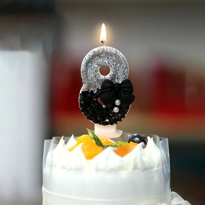 Bougie Anniversaire Nœud Chic, disposée sur un gâteau d'anniversaire. Le chiffre représenté est le 8.