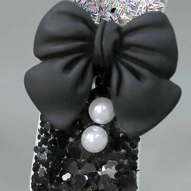 Bougie Anniversaire Nœud Chic, c'est un zoom sur le noeud noir de la bougie.