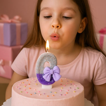 Bougie Anniversaire Noeud Romantique, posée sur un gâteau d’anniversaire et allumer, une enfant est en train de souffler ses bougies. Ambiance festive.