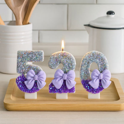 Bougie Anniversaire Noeud Romantique, les chiffres représentés sont les 5,2 et 0, disposés dans un plateau en bois et dans une cuisine.