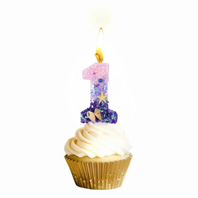 Bougie Anniversaire Pailletée Rose, le chiffre de la bougie est le 1, disposée sur un cupcake. La bougie est allumée et sur fond blanc.