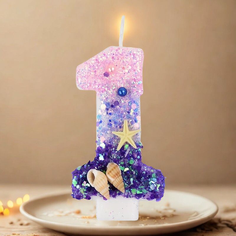 Bougie Anniversaire Pailletée Rose, le chiffre de la bougie est le 1, disposée dans une coupelle. Fond Beige.