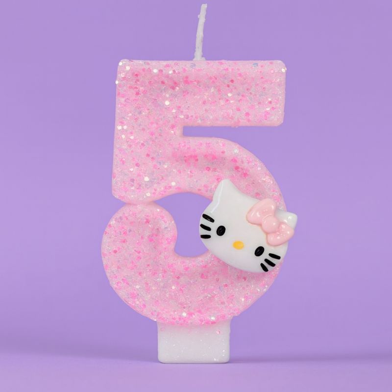 Bougie Anniversaire So Cute, de couleur rose à paillette, le chiffre est le 5 et sur fond violet.