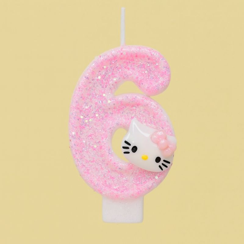 Bougie Anniversaire So Cute, de couleur rose à paillette, le chiffre est le 6 et sur fond jaune.