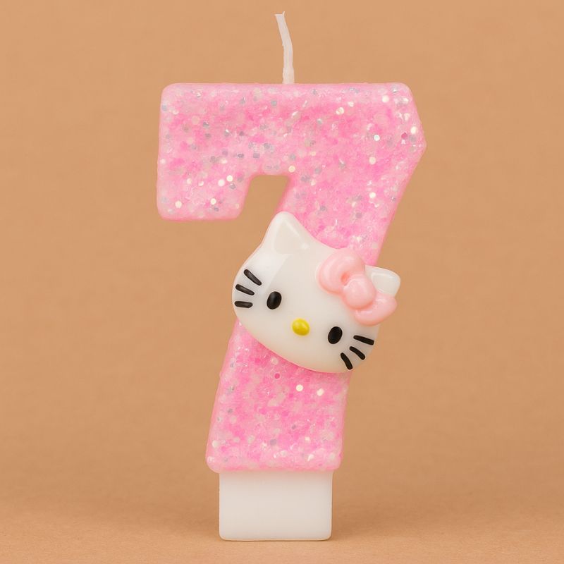 Bougie Anniversaire So Cute, de couleur rose à paillette, le chiffre est le 7 et sur fond beige foncé.